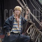 25-09-1985 Benny Neyman at location in  Amsterdam.

[keywords]Posed, Half Length, Eyecontact, Rope[/keywords]